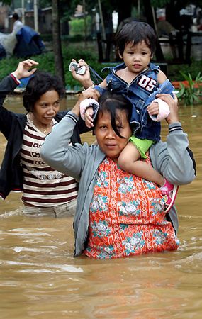 20 ofiar powodzi w Indonezji, 340 tys. osób bez dachu nad głową