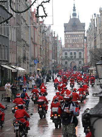 Święci Mikołaje na motocyklach rozdawali słodycze