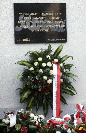 Tablica poróżniła dawnych działaczy "Solidarności"