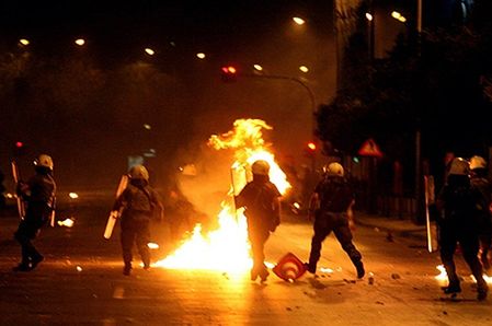 Starcia policji z młodzieżą w Salonikach