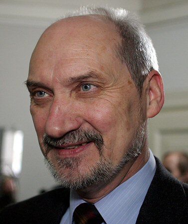 Macierewicz tłumaczył się przed komisją