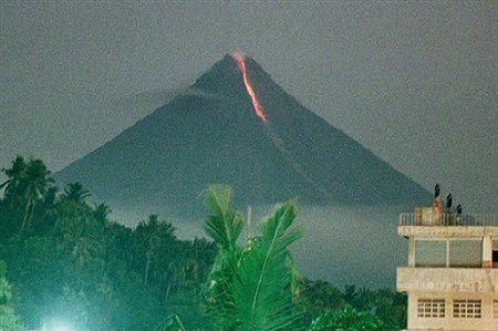 Ewakuacja ludzi z okolic wulkanu Mayon na Filipinach