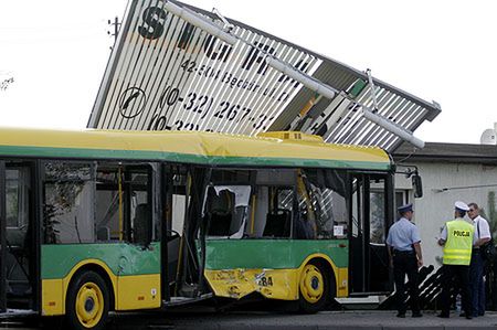 10 rannych w wyniku zderzenia autobusu i ciężarówki