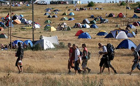 Młodzi ludzie zjeżdżają do Kostrzyna na Przystanek Woodstock