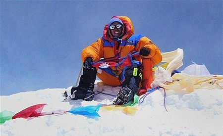 Nepalski przewodnik po raz 18. wszedł na Mount Everest