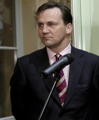 Sikorski: niech ambasada zareaguje ws. "polskiego obozu"