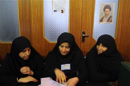 Pięć godzin po terminie zakończyły się wybory w Iranie