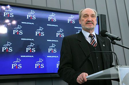 Macierewicz: MON ujawnia mediom tajemnice państwowe