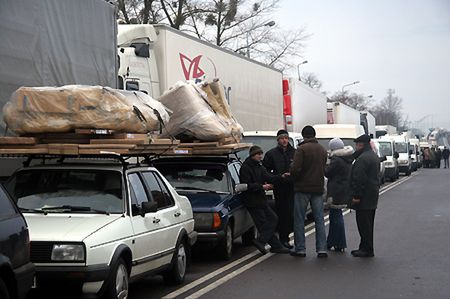 Długa kolejka ciężarówek do przejścia w Dorohusku