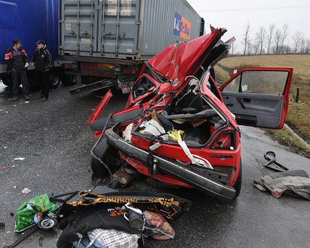 2 ofiary śmiertelne i 7 rannych w dwóch karambolach