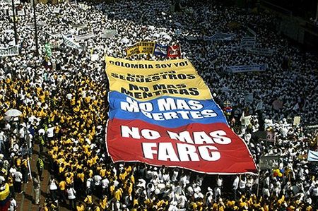Masowe demonstracje Kolumbijczyków przeciwko FARC
