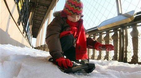 Wieżę Eiffla zwiedzisz z rakietami śnieżnymi na nogach