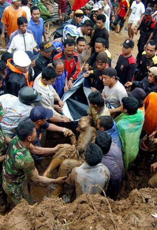 Powódź w Indonezji zmyła most