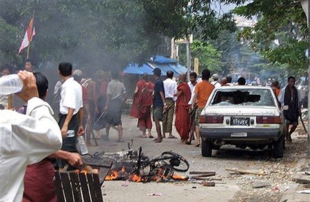 Krew polała się w Birmie - armia strzela do mnichów