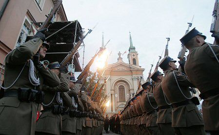 W całej Polsce zamarł ruch, zawyły syreny