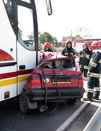 Dwie osoby zginęły w zderzeniu z autokarem w Buku