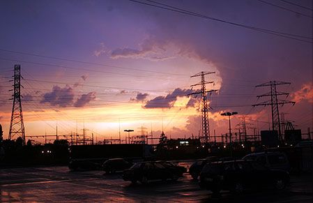 Nadciąga kolejna noc z burzami, nawałnicami i gradem