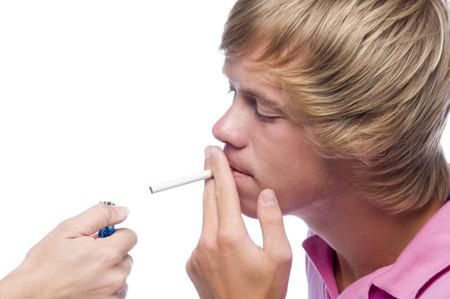 Zestresowane nastolatki częściej sięgają po papierosy