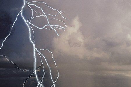 Synoptycy: nadchodzą gwałtowne burze i silny wiatr