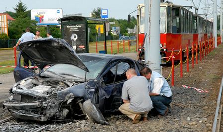 Kierowca uciekł z miejsca wypadku, w którym zginęły dwie osoby