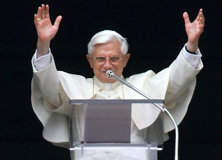 Benedykt XVI zaprasza wiernych na procesję w Boże Ciało