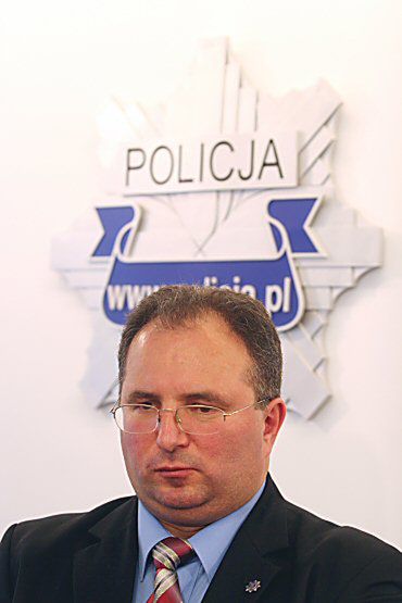 Negocjator pogodzi sprzątaczki z komendantem głównym policji?