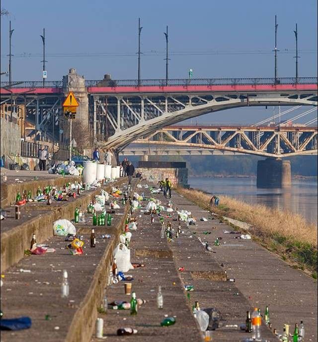 To zdjęcie wstrząsnęło warszawiakami. Schodki nad Wisłą jak śmietnik