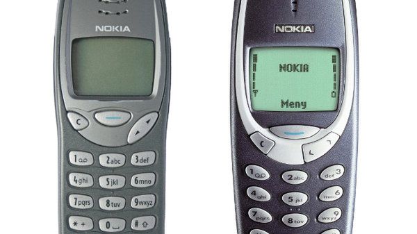Nokia 3210 to model, który był niegdyś uznawany za najładniejszy telefon świata. Sprzedał się w zawrotnej liczbie 150 mln sztuk i był niekwestionowanym królem telefonów. Królowanie Nokii 3210 nie trwało jednak długo, już po roku został on zdetronizowany przez swego następcę – Nokię 3310. Ten model to prawdziwy hit. Telefon do dzisiaj należy do najbardziej rozpoznawalnych modeli na świecie i chyba nie ma Polaka, który nie trzymałby go w ręku.