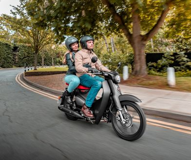 Najpopularniejszy pojazd w historii dalej w sprzedaży. Honda Super Cub 125 z nowym silnikiem