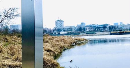 Warszawa. Monolit, który pojawia się i znika w różnych częściach świata, dotarł nad Wisłę
