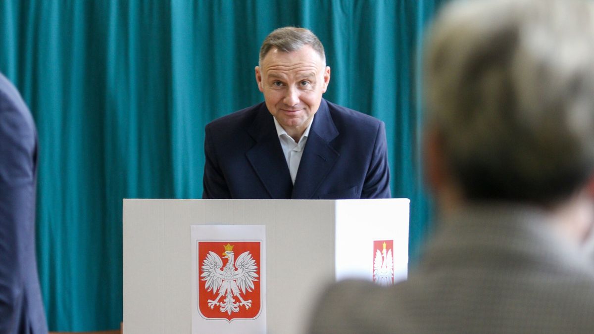 Wybory parlamentarne 2023 - g?osowanie VIP-�w
Fot. Jan Graczynski/East News, Krakow, 15.10.2023. Wybory parlamentarne i referendum 2023. Prezydent Andrzej Duda glosuje w obwodowej komisji wyborczej w Zespole Szkolno-Przedszkolnym przy ul. Porzeczkowej w Krakowie.
Jan Graczynski