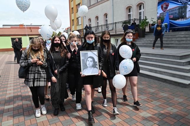 Gryfice, 01.06.2021. Uczniowie Liceum Ogólnokształcącego z Oddziałami Dwujęzycznymi im. Bolesława Chrobrego w Gryficach podczas Marszu przeciwko przemocy na ulicach Gryfic, 1 bm. Licealiści w ten sposób chcą upamiętnić zamordowaną 18-letnią Magdę, której ciało, po trwających tydzień poszukiwaniach, znaleziono 31 maja. Zarzut zabójstwa usłyszał ok. 30-letni mężczyzna, który przyznał się do winy.  (jm) PAP/Marcin Bielecki