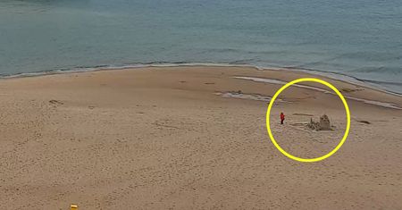 Widok na plaży w Kołobrzegu. Nie można przejść obojętnie