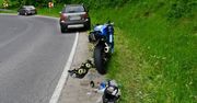 Królik Polski: Motocyklista przewrócił się na łuku drogi i zderzył z osobówką. 25-latek został ciężko ranny