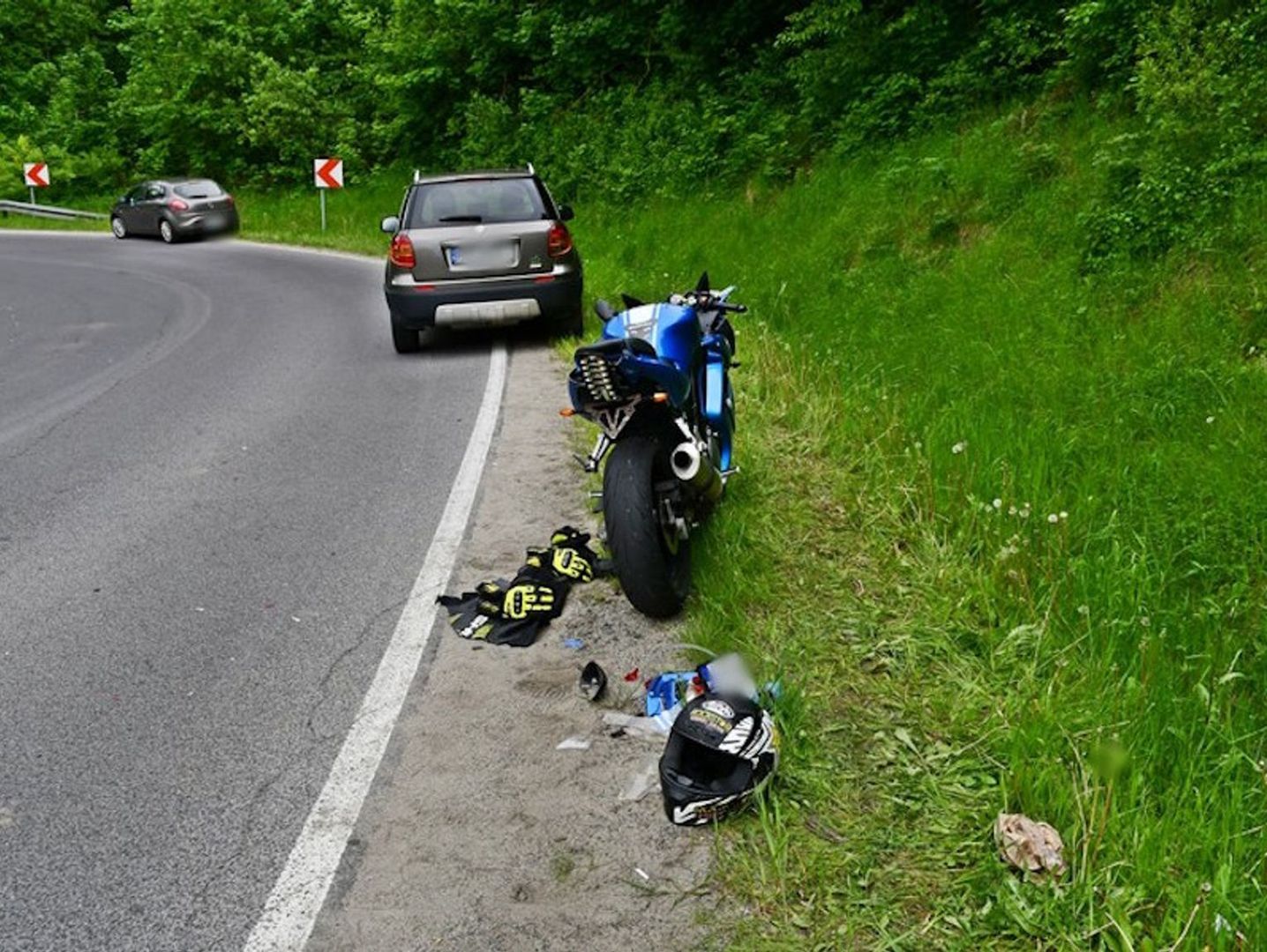 Królik Polski: Motocyklista przewrócił się na łuku drogi i zderzył z osobówką. 25-latek został ciężko ranny