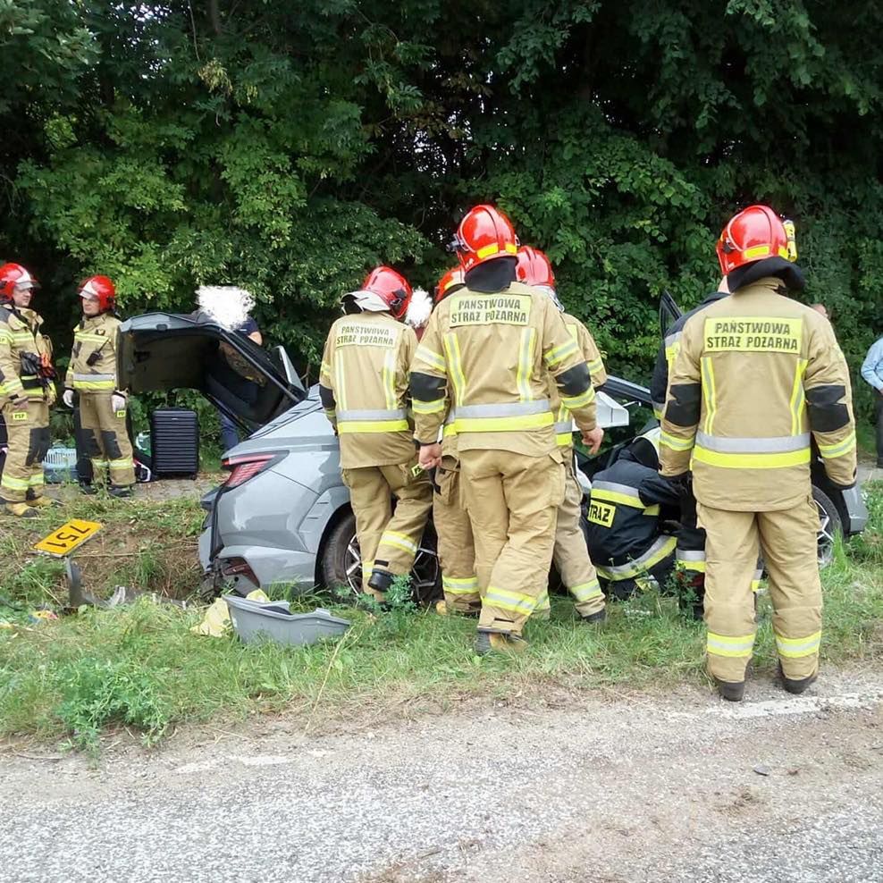 Groźny wypadek w gminie Waśniów. Dwie osoby w szpitalu [Foto]