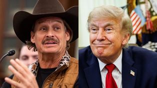 Pije piwo i łapie za telefon. Tak rozmawia z Donaldem Trumpem