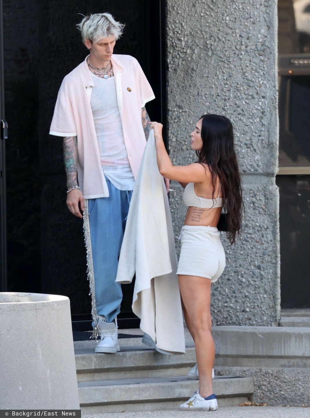 Megan Fox i Machine Gun Kelly całują się na pożegnanie
