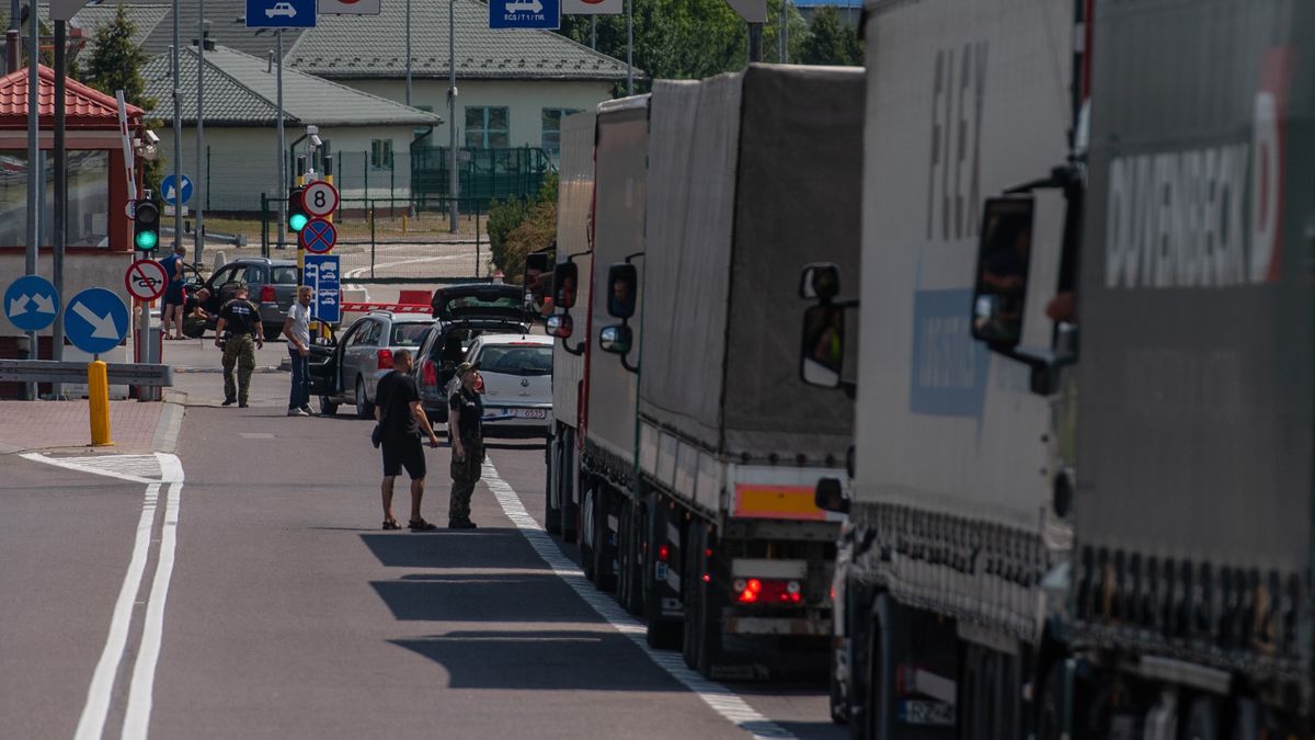 Kolejka samochodów do przejścia granicznego z Ukrainą w Hrebennem (zdjęcie ilustracyjne)