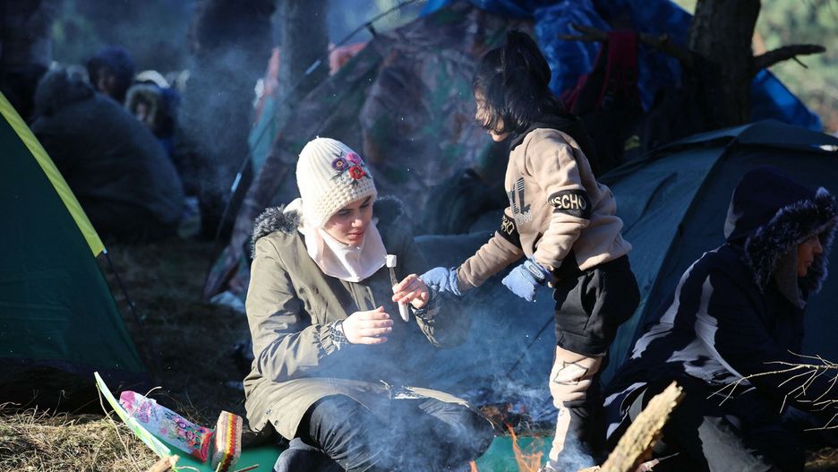 Bardzo napi?ta sytuacja na granicy polsko-bia?oruskiejA picture taken on November 9, 2021 shows migrants at the Belarusian-Polish border in the Grodno region. - Poland and Belarus squared off on November 9 over thousands of migrants aiming to enter EU member Poland, with Warsaw saying the wave threatened the security of the entire bloc. Minsk warned against "provocations" on the border, where armed troops from both countries are deployed amid escalating tensions. Trapped between the rhetoric are thousands of people, many escaping war and poverty in the Middle East, trying to survive outdoors in squalid conditions as temperatures dip toward freezing. (Photo by Leonid Shcheglov / BELTA / AFP) / Belarus OUTLEONID SHCHEGLOV