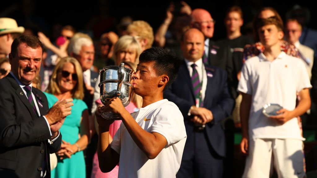 Zdjęcie okładkowe artykułu: Getty Images / Clive Brunskill / Na zdjęciu: Chun Hsin Tseng, triumfator Wimbledonu 2018 w grze pojedynczej juniorów