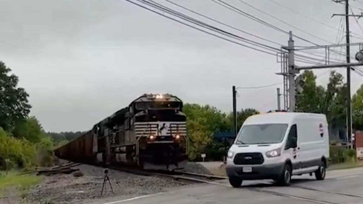 O krok od tragedii na przejeździe kolejowym. Szokujące sceny