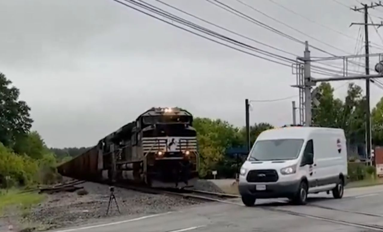 Lieferfahrer in Virginia entgeht knapp Zugunfall an Bahnübergang