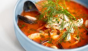 Łatwa zupa rybna z pomidorami i brązowym ryżem