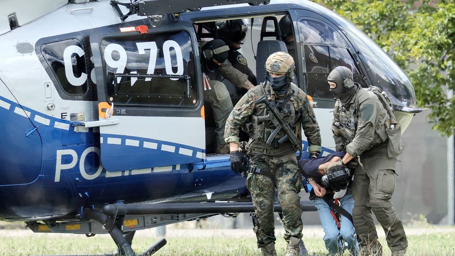 Federal Police officers bring Solingen knife attack suspect before Federal Supreme Court in Karlsruhe
epaselect epa11564003 Federal Police officers lead the Solingen knife attack suspect out of the helicopter to his arraignment at the Federal Supreme Court (BGH) in Karlsruhe, Germany, 25 August 2024. The man, who stabbed passers-by at random with a knife during the city festival in Solingen, turned himself in to a police patrol on the evening of 24 August, police said. North Rhine-Westphalia's interior minister Herbert Reul announced late on 24 August that 'the man we've really been looking for the whole day has just been taken into custody.' Three people have been killed and eight others injured, five of them seriously, in the knife attack on 23 August, according to the police.  EPA/RONALD WITTEK 
Dostawca: PAP/EPA.
RONALD WITTEK
epaselect