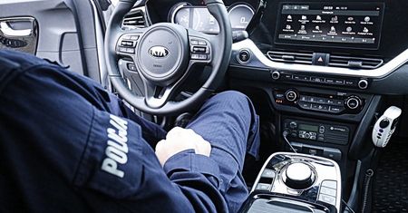 Policja kupi nowe nieoznakowane radiowozy. Wszystkie mają być elektryczne