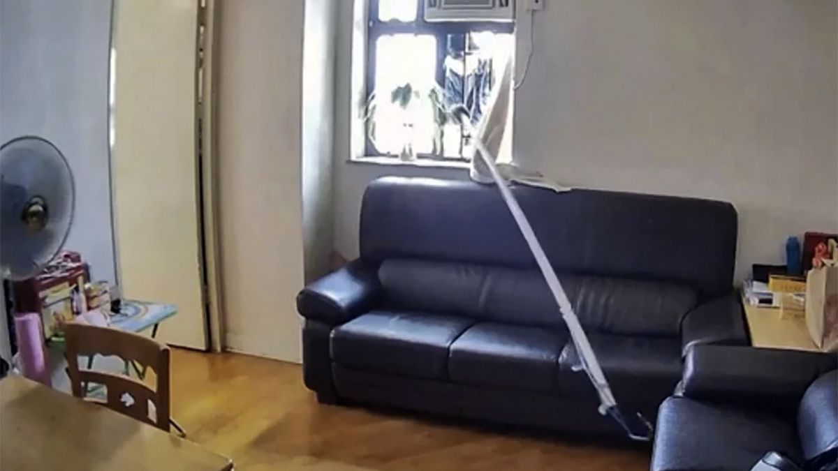 Złodziej z Hongkongu ukradł torebkę przy pomocy długiego drąga z haczykiem