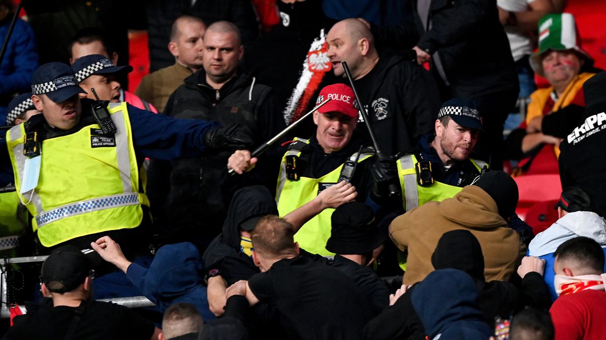 Policja interweniuje na stadionie Wembley podczas meczu Anglia - Węgry