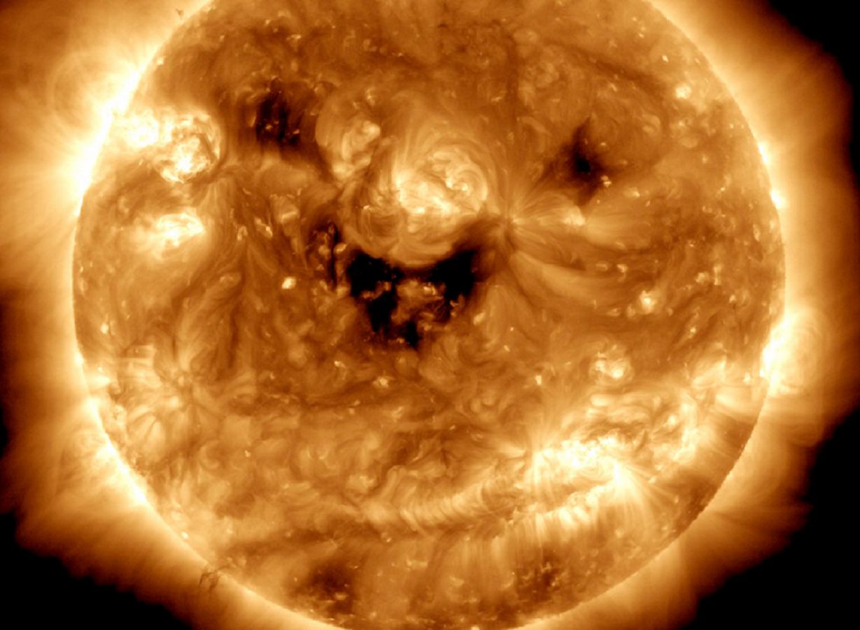 Wielki uśmiech na Słońcu. NASA wyjaśnia dziwne zjawisko