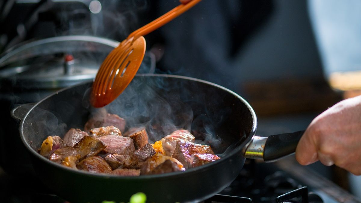 Dwa najzdrowsze sposoby przyrządzania mięsa. Innych metod lepiej się wystrzegać